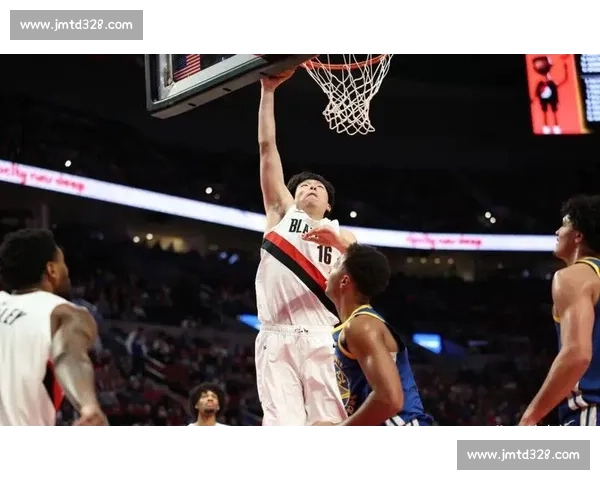 开拓者 20 分大胜勇士 杨瀚森暴扣斩获运动战首分